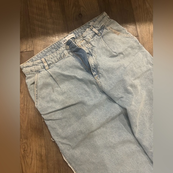 ZARA High Rise Wide Leg Frayed Palazzio Jean
Size 28 ( US 6) Light blue - Picture 7 of 8